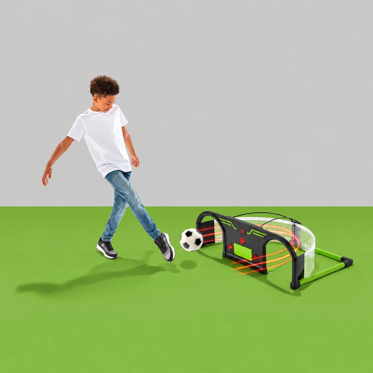 Enfant jouant au football avec le jeu interactif à deux ouvertures