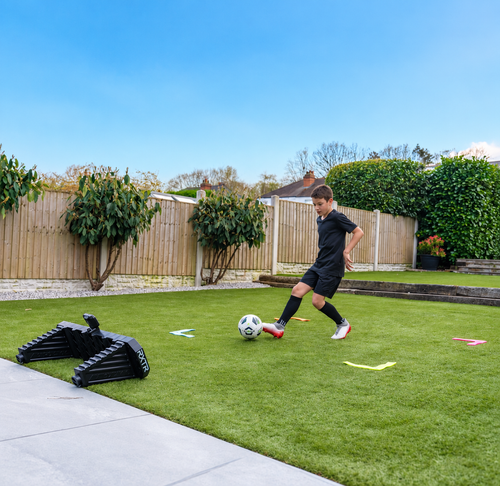 Enfant s’entraînant avec le RXTR Home Coach dans un jardin