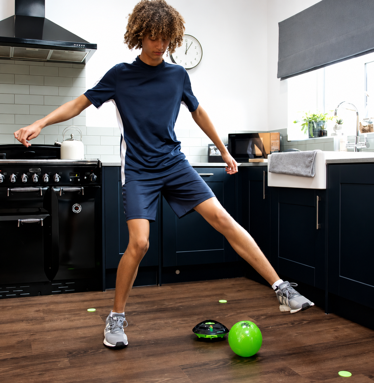 Joueur dribblant avec le Soccer Bot et les quatre disques de zone